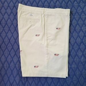 Men's Vinyard Vines Chino short with American flag whales